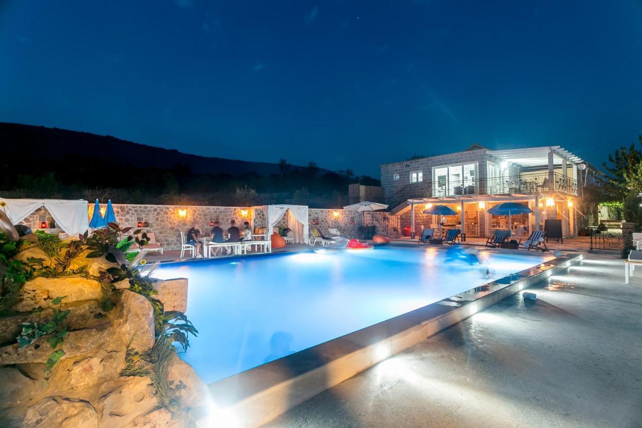 Lustica Apartments Eksteriør bilde