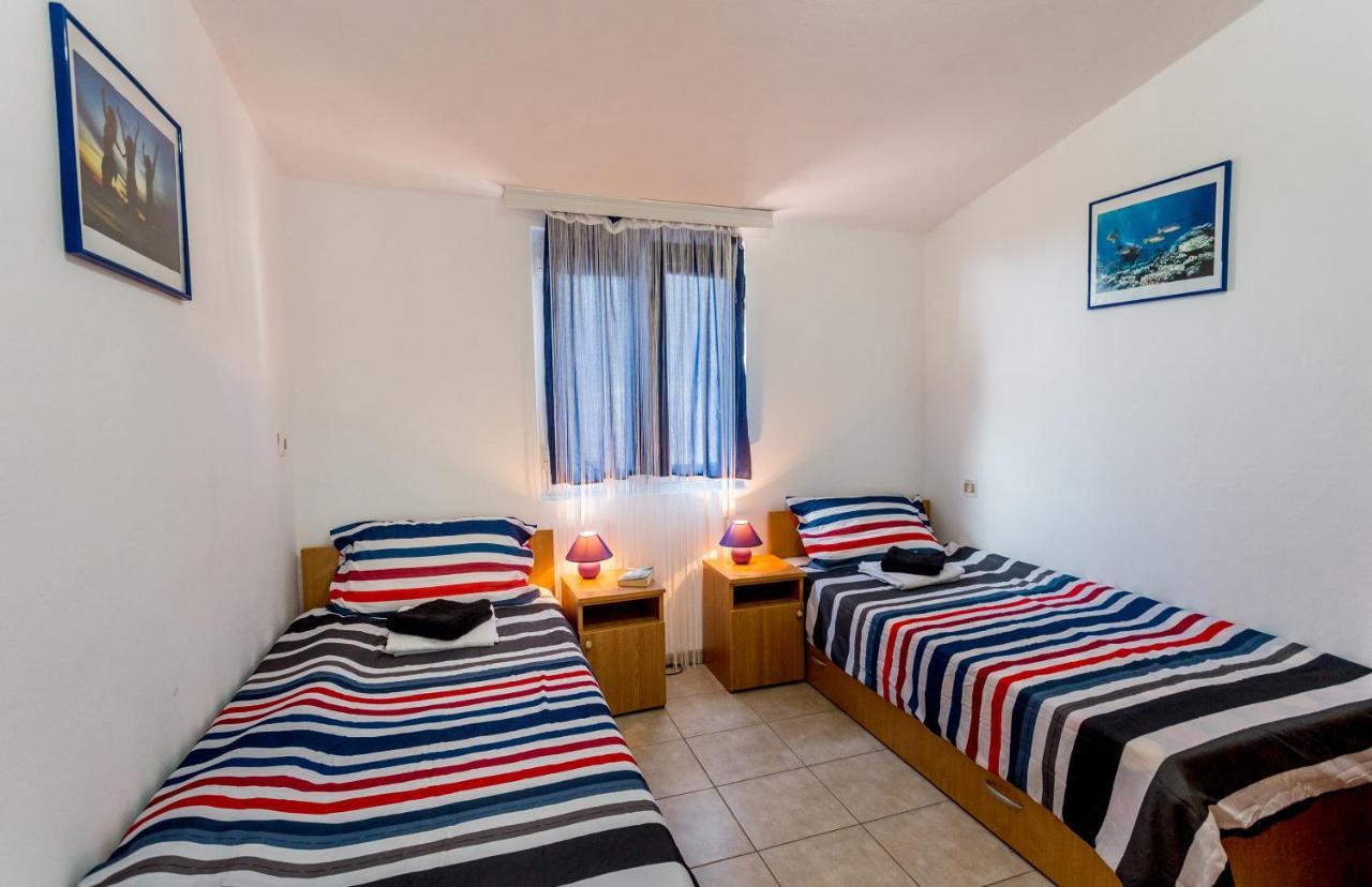 Lustica Apartments Eksteriør bilde