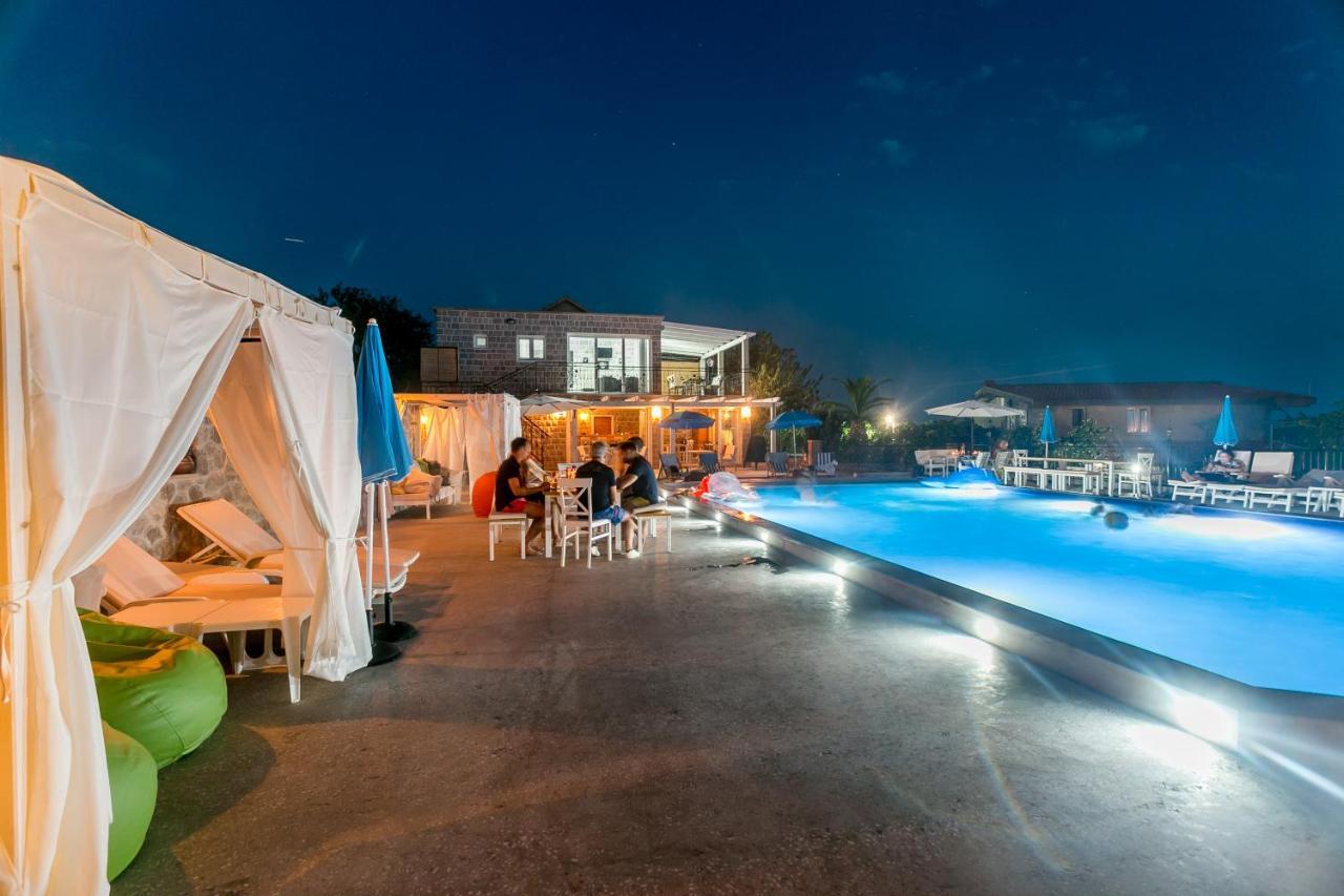 Lustica Apartments Eksteriør bilde
