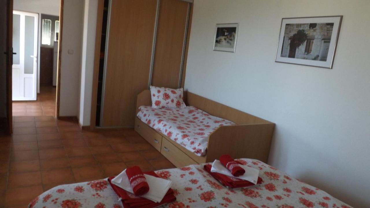 Lustica Apartments Eksteriør bilde